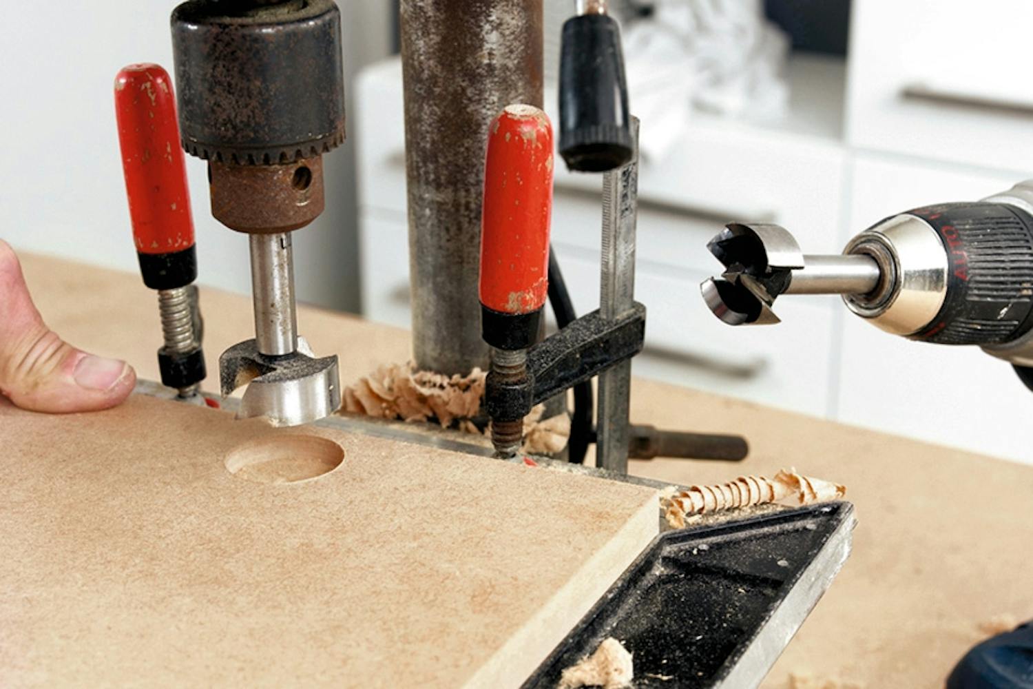 Skabshængsler: Stem ud til skabshængsler med et forstnerbor Skabshængsler: Stem ud til skabshængsler med et forstnerbor